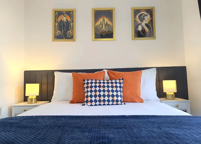 Sea Breeze, Stylish 2 Bedroom Flat, Sleeps5, Internet And Parking, 10 Min To Beach, Co-Op Is Downstairs